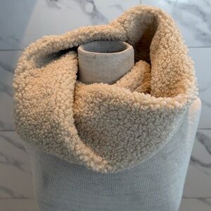 ❌ CLEARANCE Odiva Beige Faux Fur Sherpa Cowl Infinity Scarf